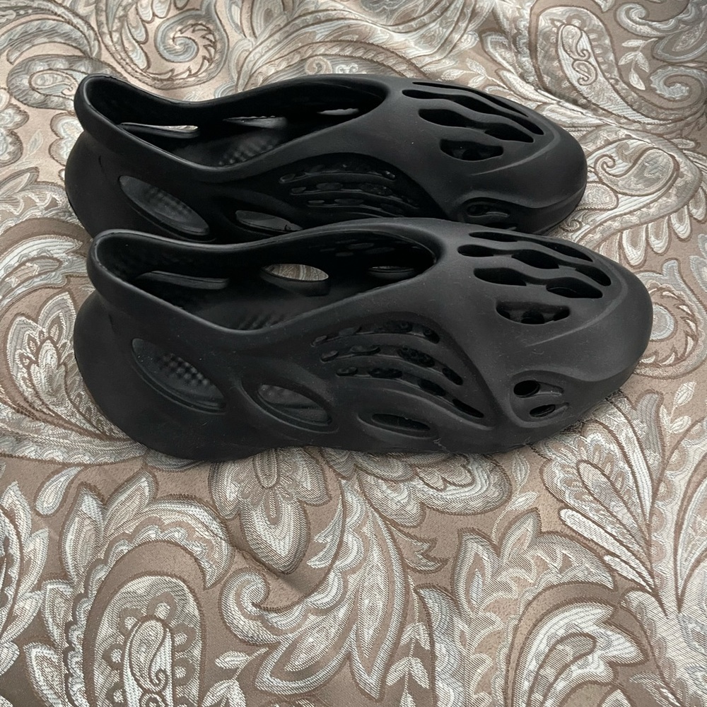 Size 10 Onyx Yeezy foam runner